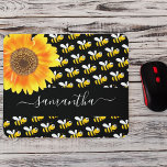 Alfombrilla De Ratón Guión monograma de girasol de abejas chocantes<br><div class="desc">Decorada con abejas amarillas y negras felices y sonrientes y un gran girasol acuático. Un fondo negro de moda. Personalice y agregue un nombre. El nombre está escrito con una escritura estilie con letras a mano moderna con toques. Para que los cambios sólo eliminen el nombre del ejemplo, deje los...</div>