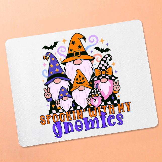 Alfombrilla De Ratón Hablando con mis genomas: Amigos retro de Hallowee (Get festive with spookin' with my gnomies — a Halloween friends design full of humor and charm.)