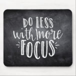 Alfombrilla De Ratón Hacer menos con más citas de foco Mousepad<br><div class="desc">Haga menos con más enfoque. Fácil de personalizar,  sólo cambia la imagen de fondo!</div>
