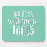 Alfombrilla De Ratón Hacer menos con más Focus Mousepad<br><div class="desc">Haga menos con más enfoque. Fácil de personalizar,  sólo cambia el color de fondo impreso!</div>
