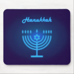 Alfombrilla De Ratón Hanukkah Menorah luce la decoración del festival<br><div class="desc">Hanukkah Menorah Neon ilumina el fondo azul de la Marina. Hanukkiah Candlestick con Velas,  Estrella de David,  estrella israelí. Diseño Moderno,  Decoración Doméstica. Decoración de feriados judíos en invierno</div>