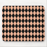 Alfombrilla De Ratón Harlequin Melon y Black<br><div class="desc">El estilo clásico tradicional de los elegantes diamantes de Harlequin en el melón cantaloupe contemporáneo y el negro</div>