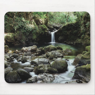Alfombrilla De Ratón Hawái, Maui, Una cascada fluye hacia la Piscina Az