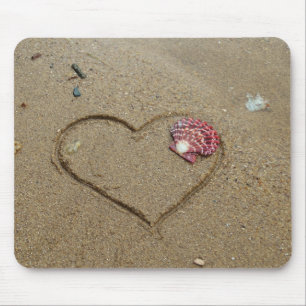 Alfombrilla De Ratón heart and shell on beach