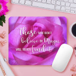 Alfombrilla De Ratón Hermosa foto rosa rosada en cita mágica<br><div class="desc">"Los que no creen en la magia nunca la encontrarán". Una foto de primer plano de una rosa violeta rosada te hace querer "creer en la magia". Tómate un momento para relajarte e inhalar la belleza de este rosa gigante cada vez que uses este impresionante mousepad fotográfico. Hace un gran...</div>