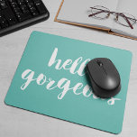 Alfombrilla De Ratón Hola Gorgeous Aqua & White<br><div class="desc">La tabique turquesa sunita presenta "Hello Gorgeous" en letras de pinceles blancos. Utilice el campo de personalización opcional para agregar un nombre,  un monograma o un texto de su elección.</div>