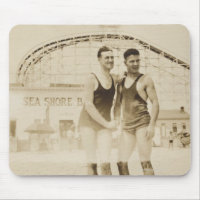 Hombres que se colocan en la playa