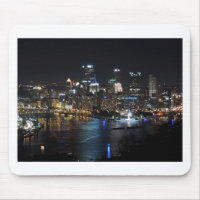 Horizonte de Pittsburgh en la noche