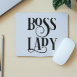 Alfombrilla De Ratón Humor de trabajo de la oficina de Boss Lady<br><div class="desc">Este diseño se creó a través del arte digital. Puede ser personalizado en el área de proporcionar o personalizar eligiendo la opción de pulsar para personalizar y cambiando el nombre, las iniciales o las palabras. También puede cambiar el color y estilo del texto o eliminar el texto para un diseño...</div>