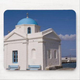 Alfombrilla De Ratón Iglesia blanca en la playa cerca del Mar Egeo en