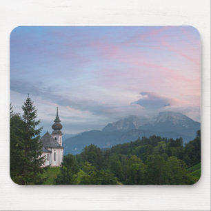 Alfombrilla De Ratón Iglesia con los Alpes al atardecer
