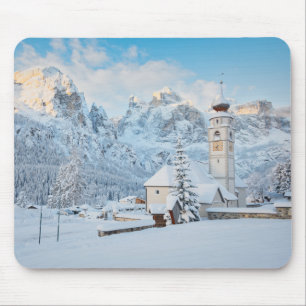 Alfombrilla De Ratón Iglesia cubierta de nieve con fondo de montaña