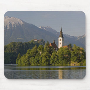 Alfombrilla De Ratón Iglesia de la Asunción en la isla en el lago