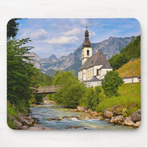 Alfombrilla De Ratón Iglesia de montaña con paisaje arrollado