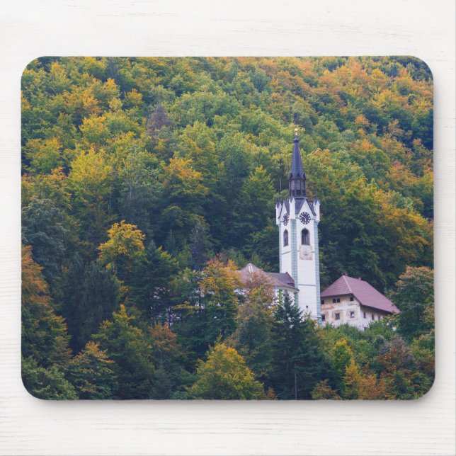 Alfombrilla De Ratón Iglesia en un bosque de la caída en Eslovenia (Frente)