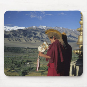Alfombrilla De Ratón India, Ladakh, Thikse. Monje budista sopla