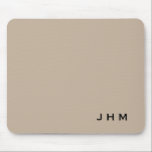 Alfombrilla De Ratón Iniciales de monograma profesional Beige y negro<br><div class="desc">El mousepad personalizado presenta un sencillo diseño minimalista monogramado en una moderna paleta de color beige y negro. Las iniciales del monograma personalizado se presentan en una letra simple y moderna en la esquina inferior derecha. Moderna y elegante almohadilla de ratón personalizada para su oficina, área de trabajo o un...</div>