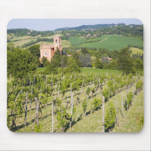 Alfombrilla De Ratón Italia, Bolonia, Vista a través de viñedo a Chiesa