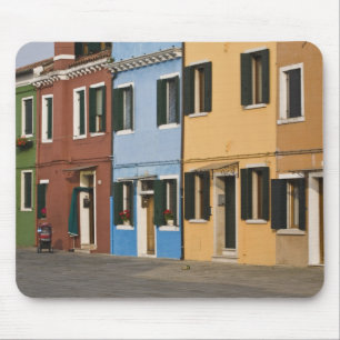 Alfombrilla De Ratón Italia, Burano. Fila colorida de casas y vacía