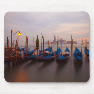 Alfombrilla De Ratón Italia, Venecia. Gondolas ancladas al anochecer.