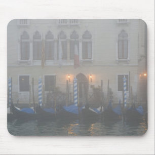 Alfombrilla De Ratón Italia, Venecia. Una fila de góndolas vistas a tra