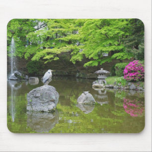 Alfombrilla De Ratón Japón, Kyoto. Garza en hojas verdes frescas