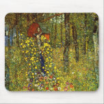 Alfombrilla De Ratón Jardín de granja con crucifijo de Gustav Klimt<br><div class="desc">Jardín de granja con crucifijo (1911/1912) de Gustav Klimt es una pintura religiosa de arte fino del Simbolismo de la Era Victoriana vintage. Una escena natural con una variedad de flores que rodean un crucifijo con Jesucristo en un jardín en una granja. Sobre el artista: Gustav Klimt (1862-1918) fue un...</div>