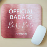 Alfombrilla De Ratón Jefe de Badass oficial Babe Rosa metálico Nombre d<br><div class="desc">Este diseño moderno presenta un lujoso fondo de oro rosa metálico cepillado con el texto "Official Badass Boss Babe" en tipografía moderna personalizada con su nombre a continuación. Personalice editando el texto en la caja de texto que se proporciona #mousepads #electrónica #computadora #accesorios #computador #regalo #regalos #personalizedgifts #officesupply #SchoolSupply #personalización...</div>
