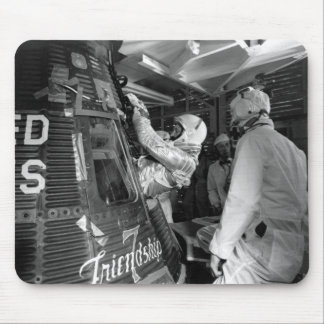 Alfombrilla De Ratón John Glenn que entra en la nave espacial de la