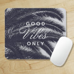 Alfombrilla De Ratón La elegancia sólo tropical de las buenas vibracion<br><div class="desc">una bonita almohadilla de ratón con un fondo blanco y negro contemporáneo con una imagen de palmera y un sutil tono azul. ¡Vestir su escritorio con un elegante estilo tropical! ¡También hace una gran idea de regalo de vacaciones, cruceros! Otra idea sería para novias o damas de honor como regalo...</div>