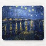 Alfombrilla De Ratón La noche estrellada de Vincent van Gogh sobre el R<br><div class="desc">1888. Noche estrellada sobre el Ródano por Vincent Willem van Gogh,  un pintor post-impresionista de origen holandés cuyo trabajo —notable por su tosca belleza,  honestidad emocional y color audaz— tuvo una influencia de largo alcance en el arte del siglo XX.</div>
