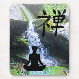 Alfombrilla De Ratón La silueta meditadora por cascada