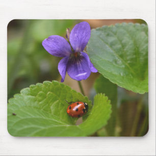 Alfombrilla De Ratón Ladybug sobre las dulces flores violetas
