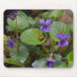 Alfombrilla De Ratón Ladybug sobre las dulces flores violetas