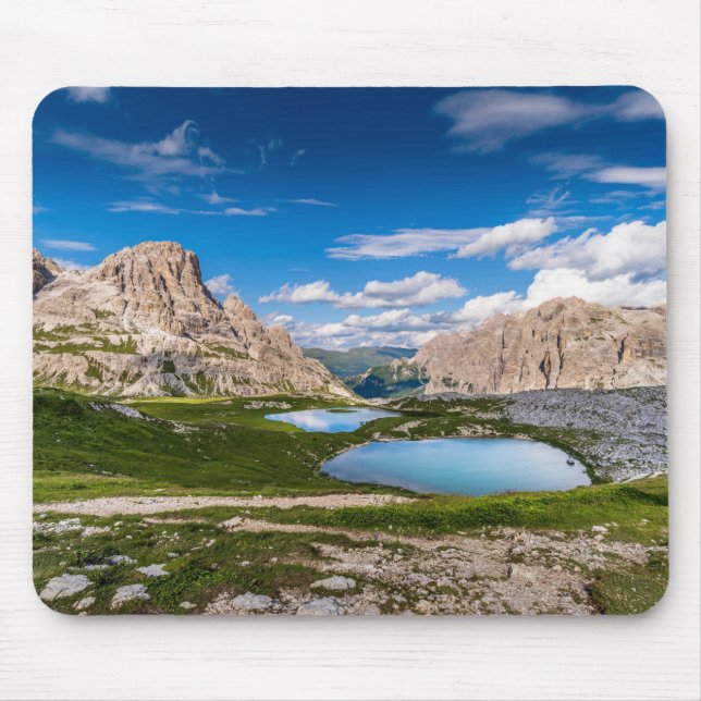 Alfombrilla De Ratón Lago En Medio De Las Montañas Bajo El Cielo Azul (Frente)
