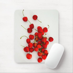 Alfombrilla De Ratón Las cerezas rojas con luz natural yacen en blanco