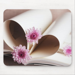 Alfombrilla De Ratón Las páginas de un libro hecho en un corazón forman