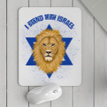 Alfombrilla De Ratón León de la Estrella de Judá de David. Apoyar a Isr<br><div class="desc">Esta moderna almohadilla de ratón presenta un León pintado a mano de Judá y texto que dice: "I Stand With Israel". El diseño de una bandeja blanca texturada sobre el fondo azul blanco le da un toque de color gris. *Obra de arte creada exclusivamente por Tracey Khalei / Orabella Prints....</div>