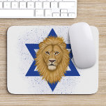 Alfombrilla De Ratón León moderno de Judá. Estrella De David<br><div class="desc">Esta moderna almohadilla de ratón presenta un León de Judá pintado a mano,  con la Estrella de David al fondo. El diseño de una bandeja azul texturada sobre el blanco le da un aspecto granulado. *Obra de arte creada exclusivamente por Tracey Khalei / Orabella Prints.</div>