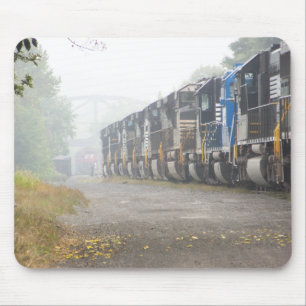 Alfombrilla De Ratón Locomotoras del ferrocarril en la niebla