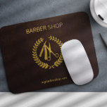 Alfombrilla De Ratón Logo de Barbershop y nombre oro marrón personaliza<br><div class="desc">Barber shop hombres salon mouse pad con logo de oro falso y escritura de tipografía de nombre de peluca con un aspecto de cuero marrón oscuro (IMPRESIONADO,  NO REAL LEATHER) fondo.             Puede cambiar el logotipo predefinido por su cuenta.</div>