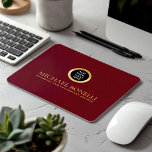Alfombrilla De Ratón Logo de la ROUND de oro del Cardenal Red Leather L<br><div class="desc">Mejore su espacio de trabajo con esta almohadilla cardinal de ratón de cuero rojo, diseñada para combinar estilo y funcionalidad. Con un lujoso logotipo dorado y la opción de añadir dos líneas de texto personalizado, este teclado del ratón es perfecto para personalizar con su nombre, negocio, firma o cualquier otro...</div>