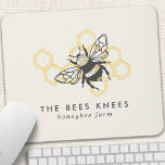 Alfombrilla De Ratón Logotipo de abeja vintage<br><div class="desc">Almohadilla de ratón Rustic Honeybee con logotipo de abeja de época. Este diseño de moda presenta una abeja de miel negra con fondo de abeja amarilla. El diseño colmenar perfecto para un negocio de apicultores.</div>