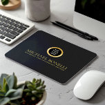 Alfombrilla De Ratón Logotipo de ROUND de oro de lujo de cuero gris neg<br><div class="desc">Mejore su área de trabajo con esta almohadilla de ratón para impresión de cuero GRIS NEGRO, diseñada para combinar estilo y funcionalidad. Con un lujoso logotipo dorado y la opción de añadir dos líneas de texto personalizado, este teclado del ratón es perfecto para personalizar con su nombre, negocio, firma o...</div>