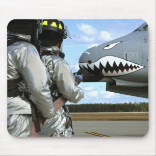 Alfombrilla De Ratón Los bomberos despliegan una manguera de bomberos