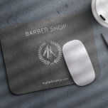 Alfombrilla De Ratón Lujosa peluquería de cuero gris oscuro plateado<br><div class="desc">Almohadilla de ratón Barber shop con el logo de las tijeras metálicas de plata falsa y guión de barbero en un fondo de piel gris oscuro</div>