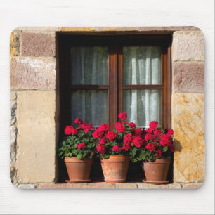 Alfombrilla De Ratón Macetas de flores en ventana en pueblo