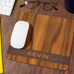 Alfombrilla De Ratón Madera de caoba de lujo y cuero marrón<br><div class="desc">Madera de madera de caoba de lujo y una franja de textura de cuero marrón con un nombre personalizado.</div>