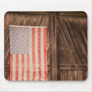 Alfombrilla De Ratón Maine, bandera americana descolorada en puerta del