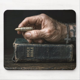 Alfombrilla De Ratón Mano de hombre en una Biblia sosteniendo una bala